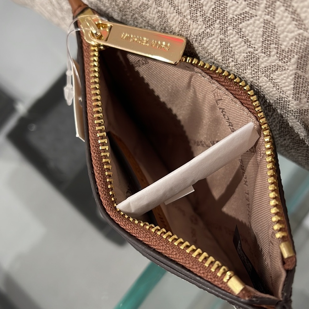 Michael Kors Jet Set Travel Medium Top Zip Card Case Wallet
PVC Leathr
Brown
NWT - Picture 9 of 16